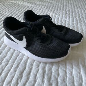Nike Tanjun Sneakers Womens Size 8 Black and White